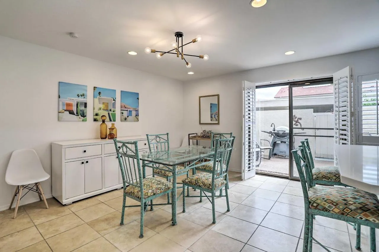 Dom wakacyjny Modern Palm Springs Townhome Near Golf Courses Stany Zjednoczone Ameryki
