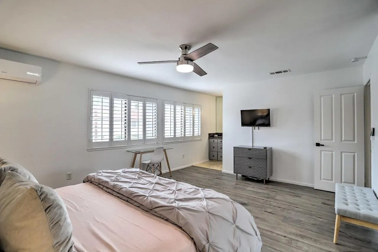 Dom wakacyjny Modern Palm Springs Townhome Near Golf Courses Stany Zjednoczone Ameryki