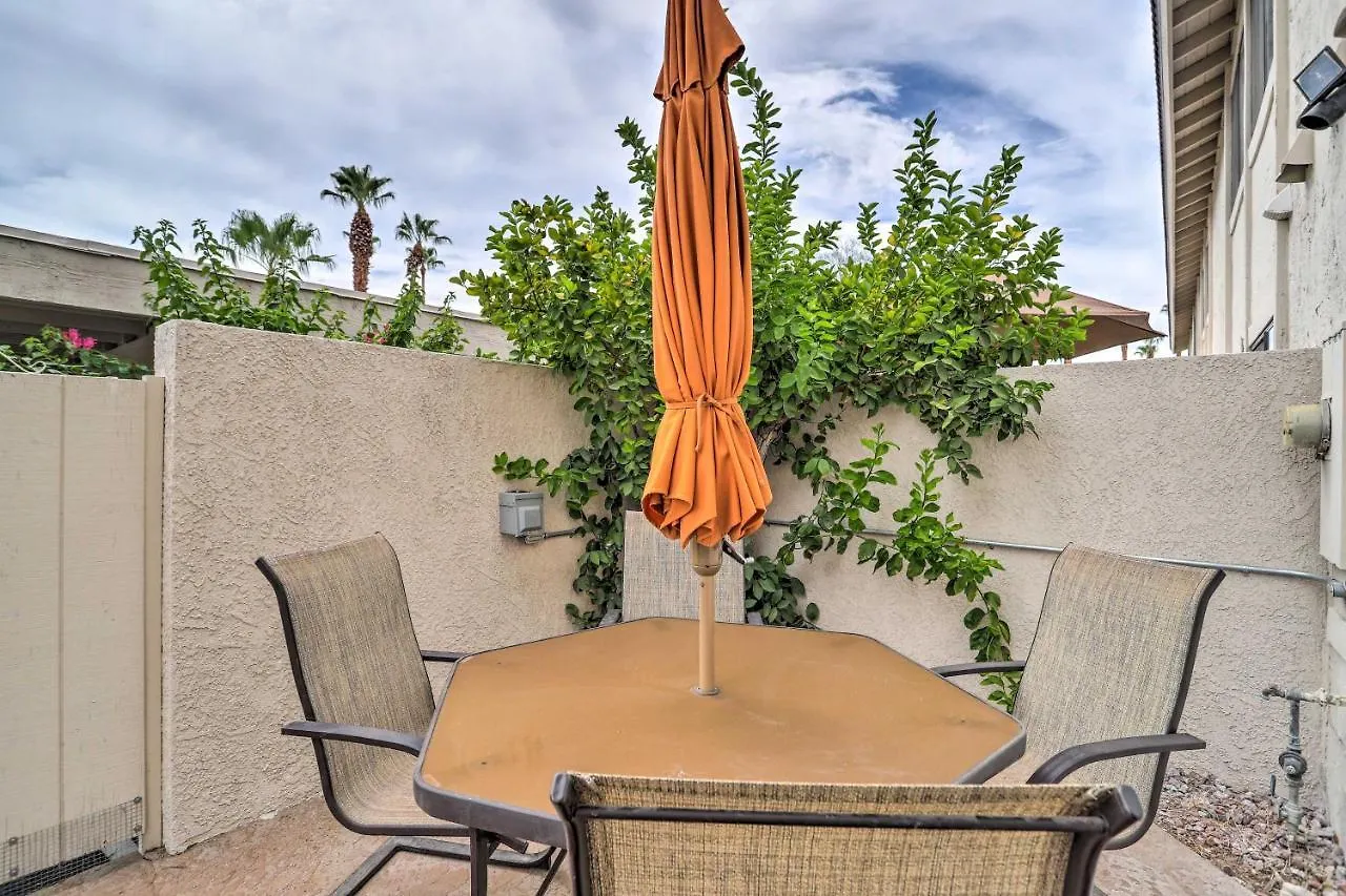 Dom wakacyjny Modern Palm Springs Townhome Near Golf Courses