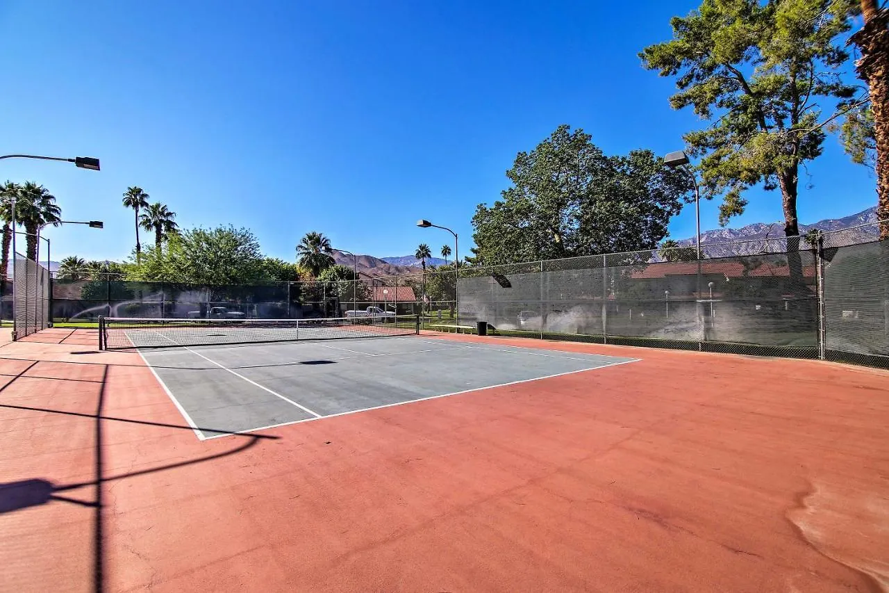 Dom wakacyjny Modern Palm Springs Townhome Near Golf Courses