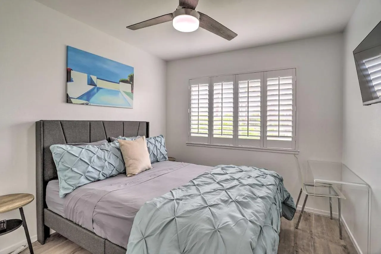 Dom wakacyjny Modern Palm Springs Townhome Near Golf Courses Stany Zjednoczone Ameryki