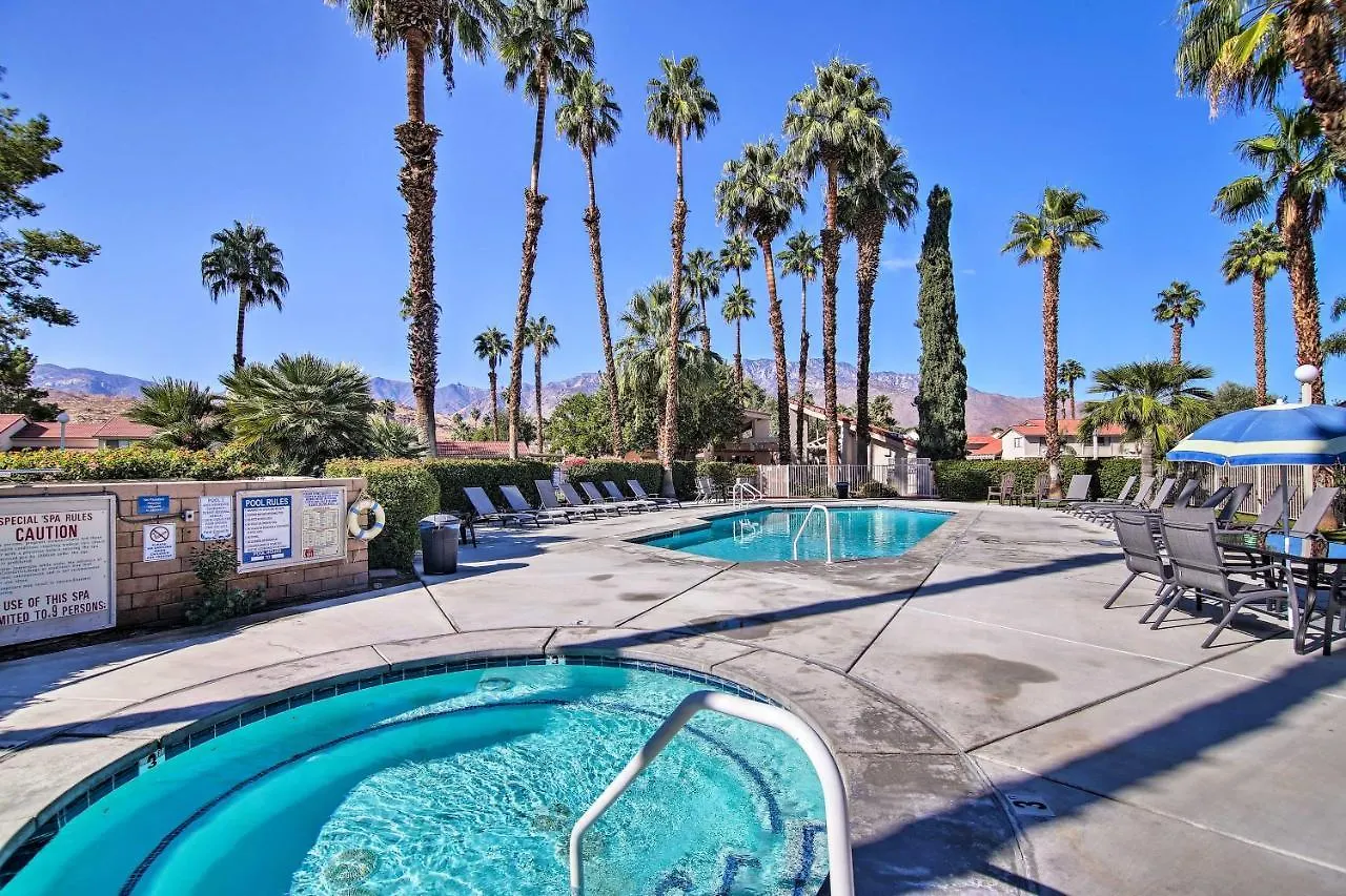 Dom wakacyjny Modern Palm Springs Townhome Near Golf Courses